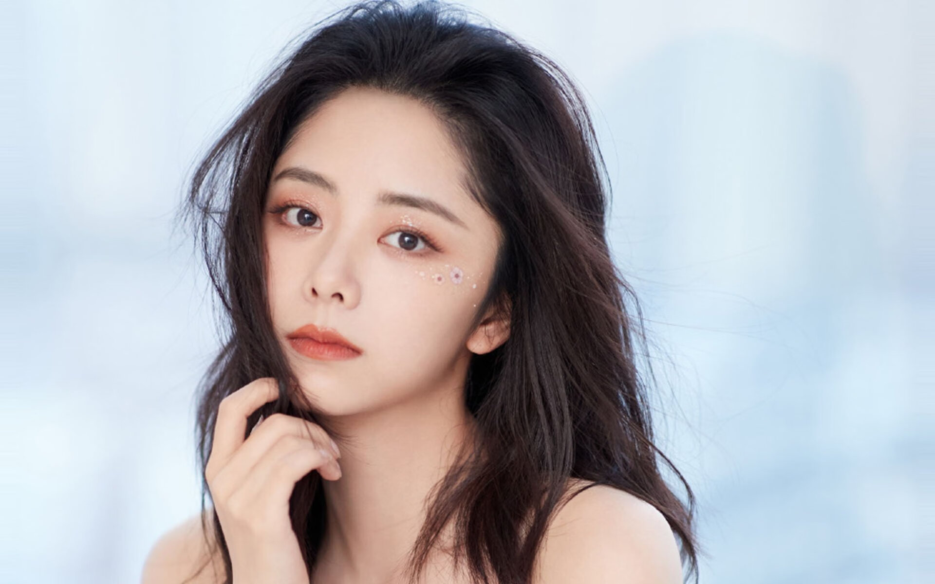 跨界合作将足球运动与艺术展演结合，创新体育文化表达，足球跨球基本技术要领